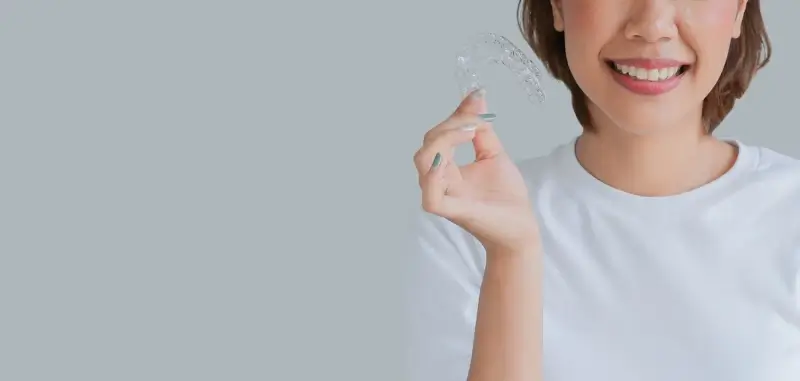 Noszenie nakładek Invisalign
